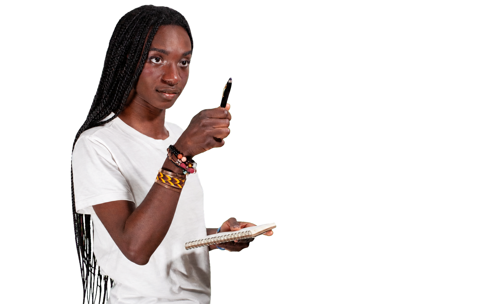 Jennifer, consultante en communication digitale, un carnet et un stylo à la main